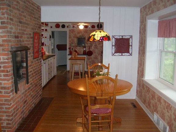 Bkfst nook/fp and kitchen