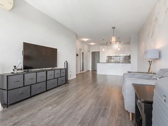 5th image of 9311 Alexandra Rd #613