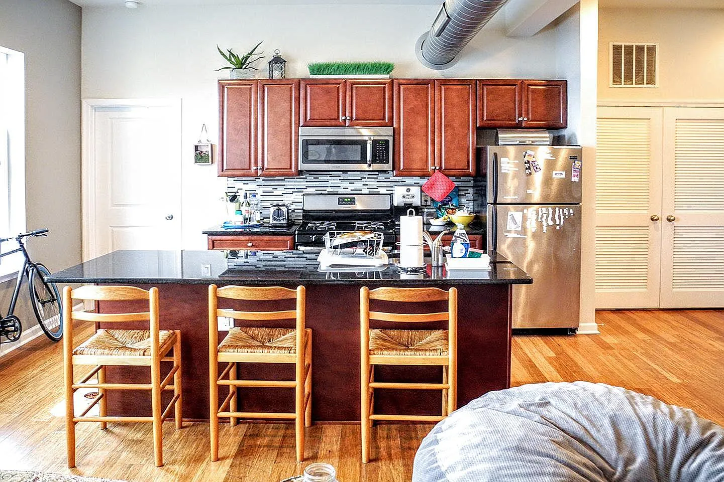 3 bed, 1070 sqft, $2,000 — Photo 2
