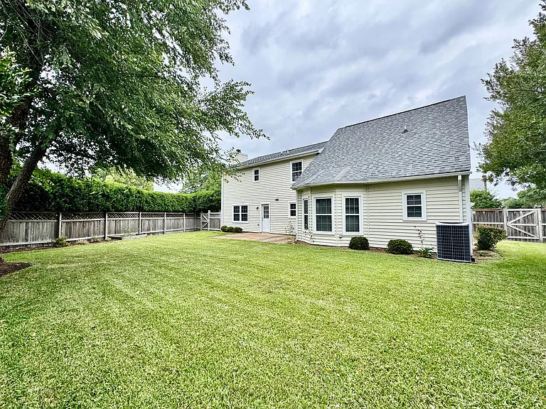 965 Commodore Dr — Photo 2