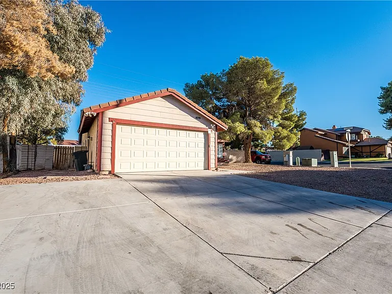 2364 Belvedere Dr — Photo 2