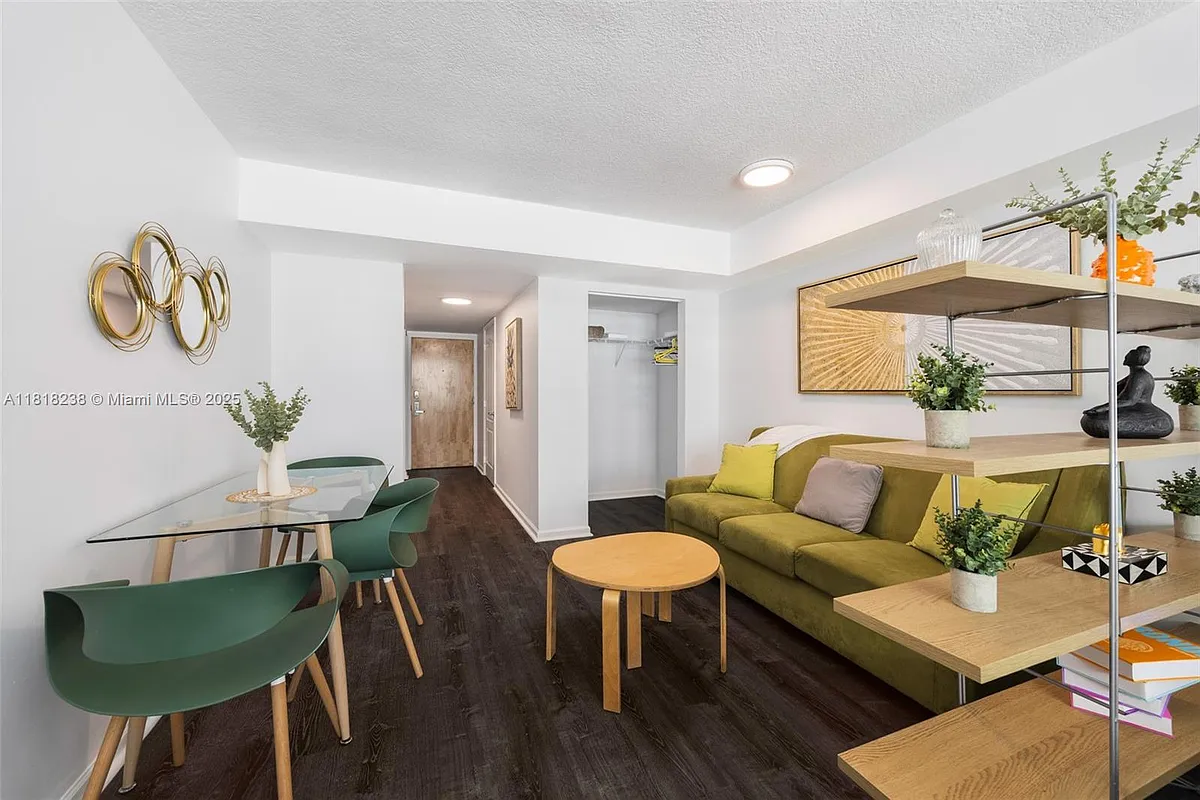 Building Photo - 1200 Brickell Bay Dr #4010