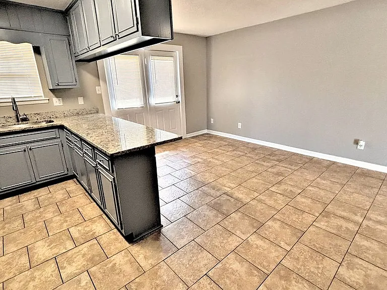 209 Cloverleaf Dr — Photo 9