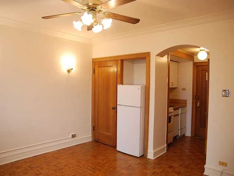 2738 N Pine Grove Ave — Photo 41