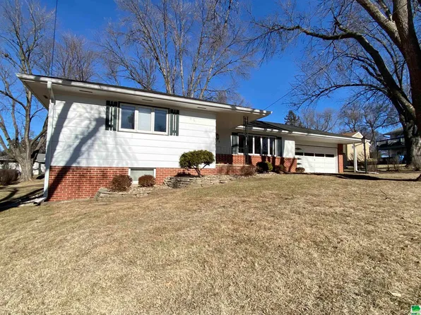 715 4th St SE, Le Mars, IA 51031