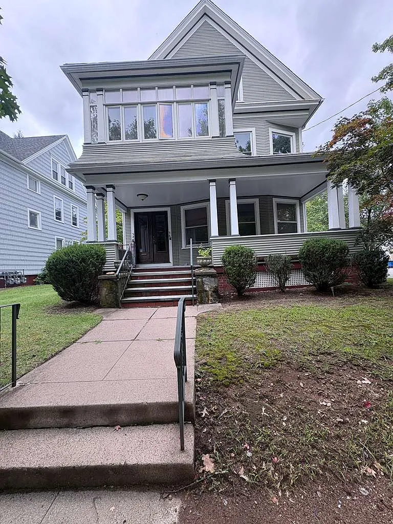 6 bed, $3,100 — Photo 1