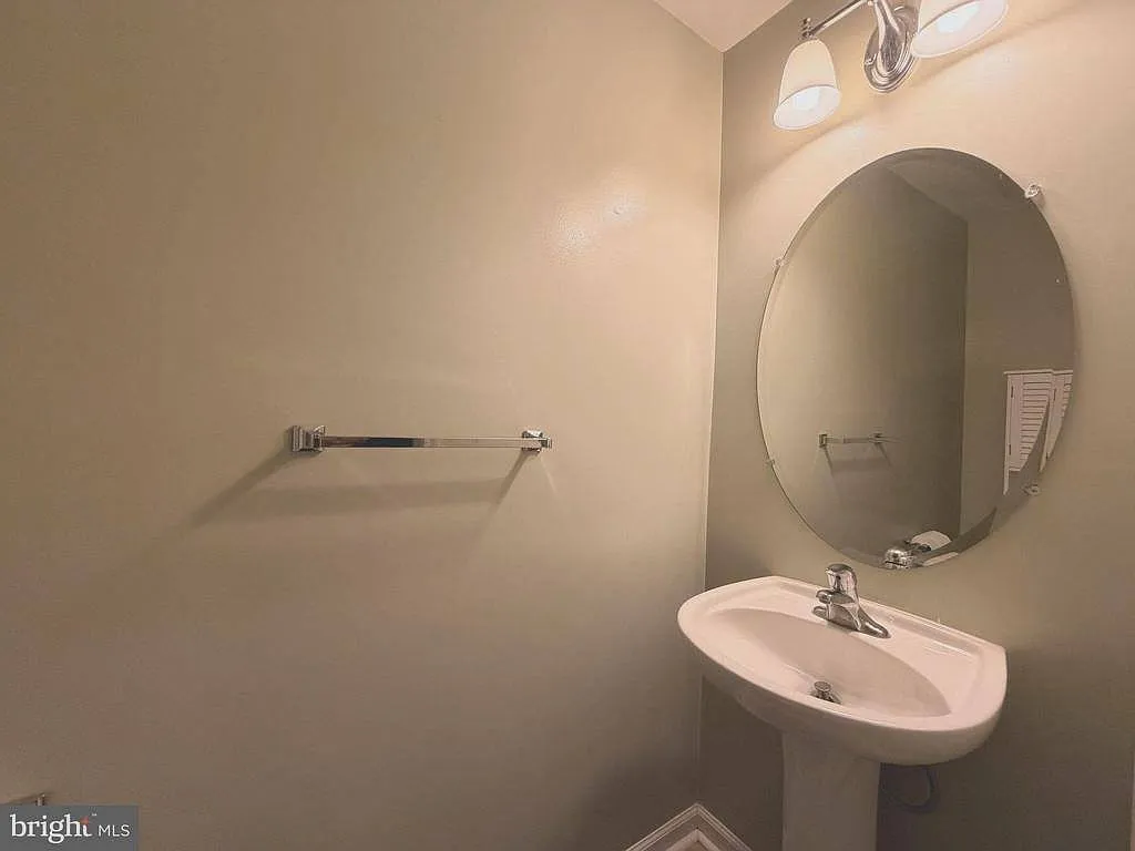 3 bed, 2.5 bath, 1808 sqft, $2,500 — Photo 3