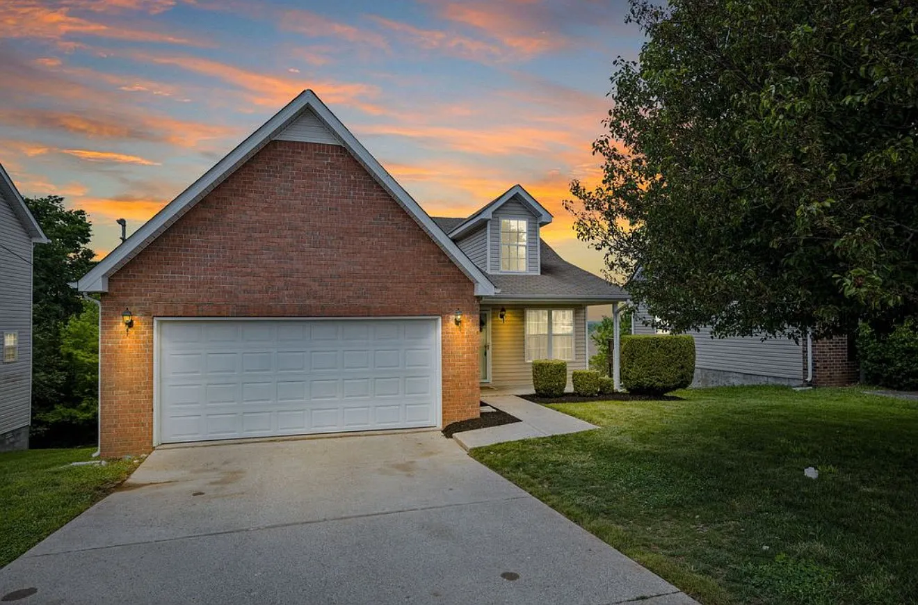 3 bed, 1243 sqft, $2,400 — Photo 1