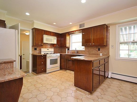 4th image of 11 Willow Dr