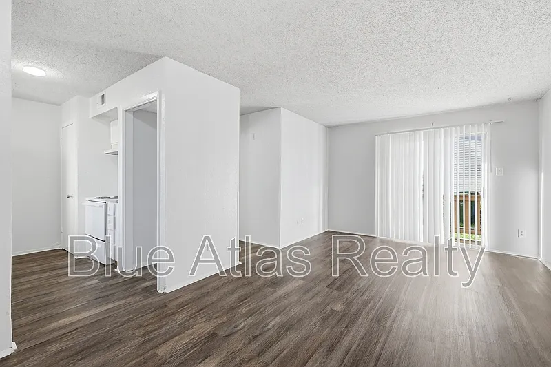 2 bed, 2.0 bath, 928 sqft, $995 — Photo 2