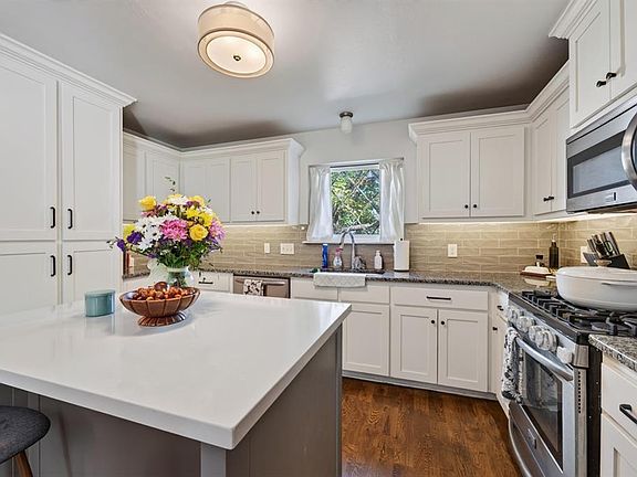 5th image of 2832 Manchester Dr