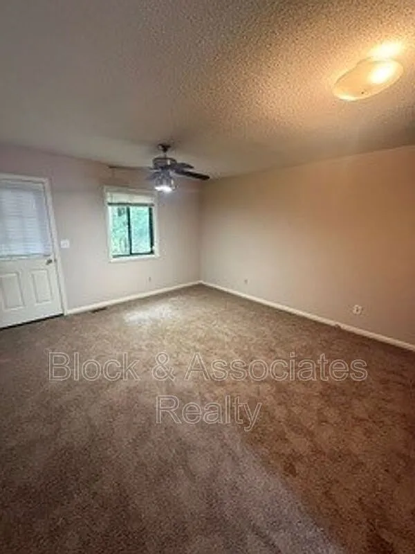 2 bed, 1.0 bath, $1,095 — Photo 3