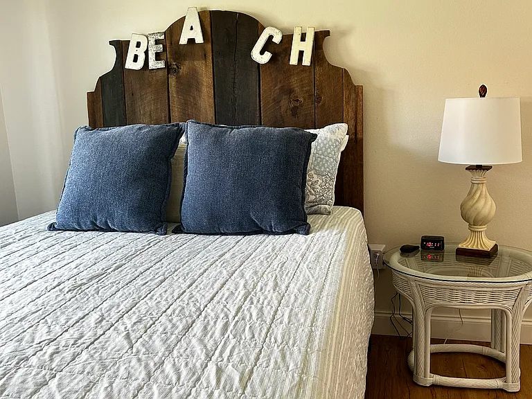 Second Bedroom w/ Queen Bed and Smart TV