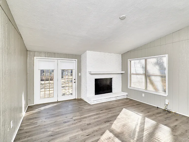 495 Versailles Dr — Photo 12