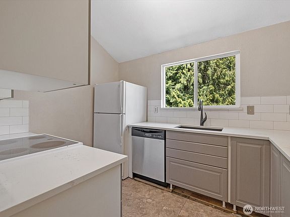 3rd image of 820 E Cady Road #D202
