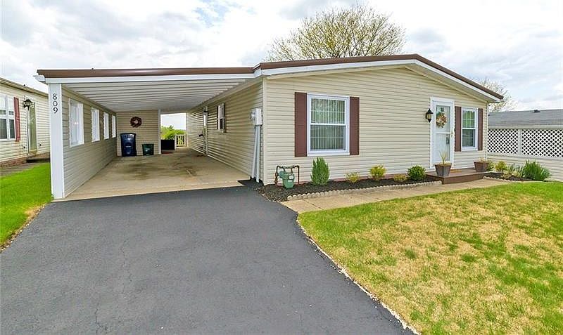 1st image of 809 Clover Ln