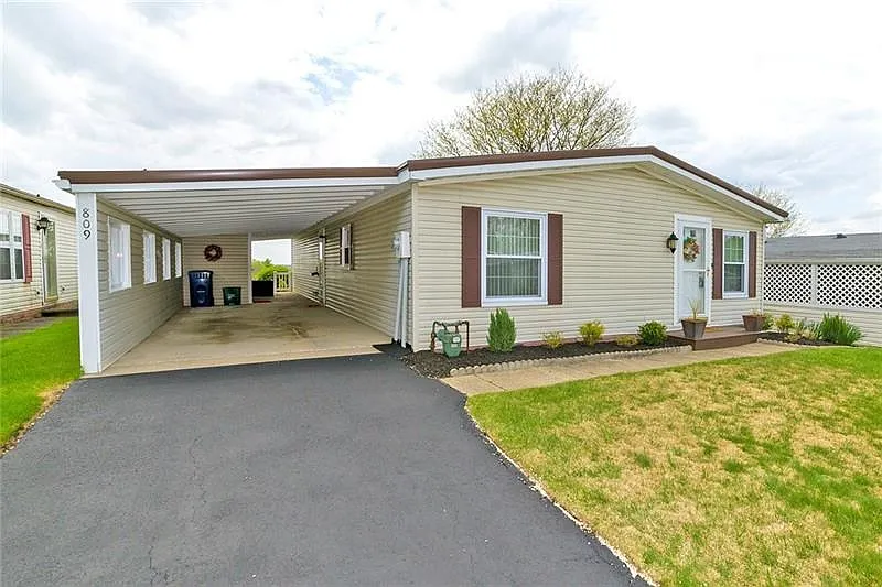 809 Clover Ln photo 1
