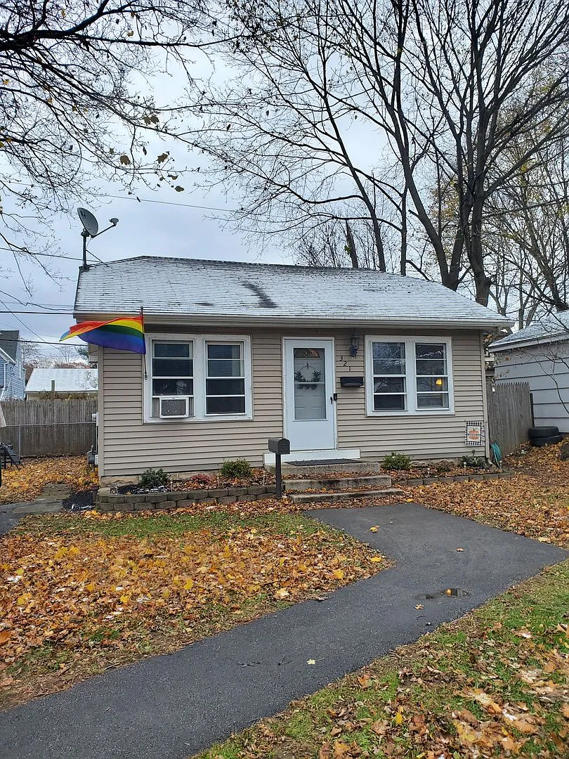 Cute! 2 bedroom single family home in Greece available 10/1 — Photo 1