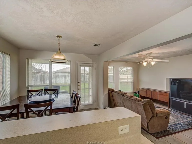 913 Gardenia St #913 — Photo 6