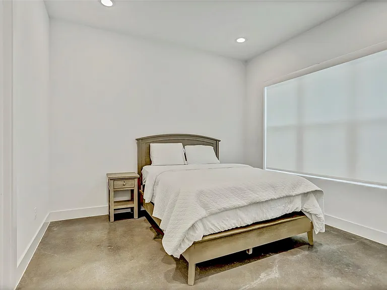 1104 Ennis St — Photo 24