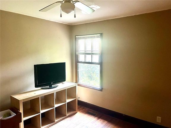 4th image of 340 Fort St