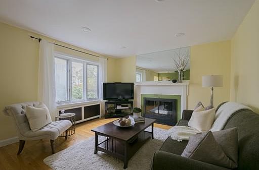 5th image of 163 Charlton St
