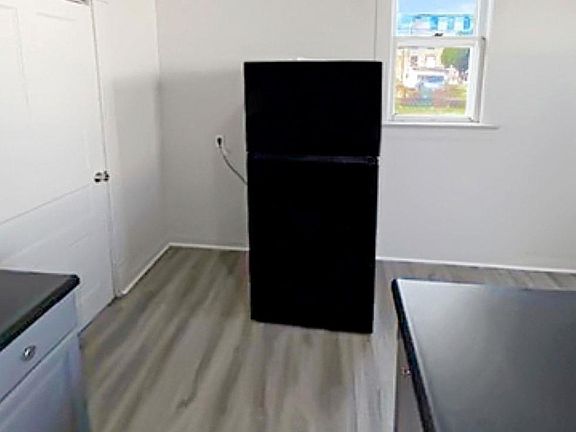 4th image of 1411 W Maryland St