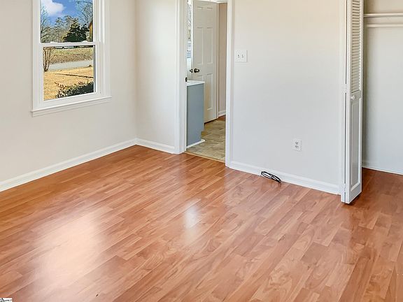 5th image of 101 Rockwood Dr