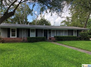 953 E Ireland St, Seguin, TX 78155