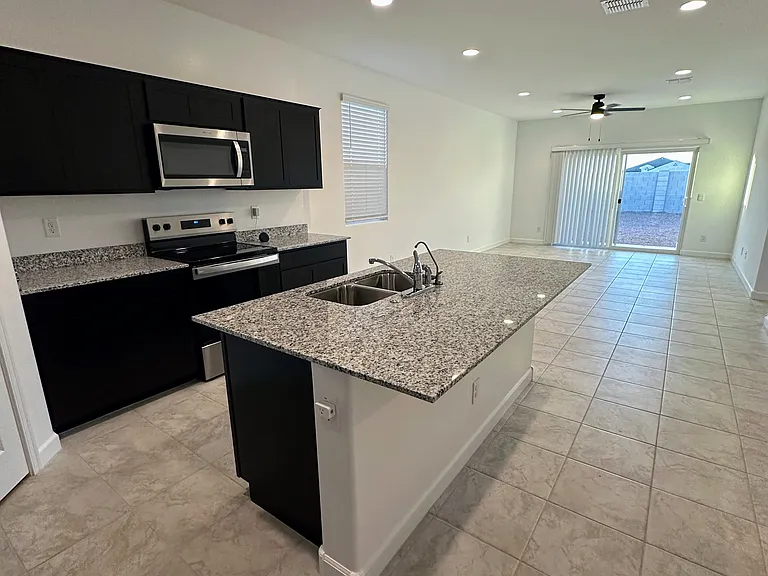 5514 E Rock Bush Ln — Photo 2