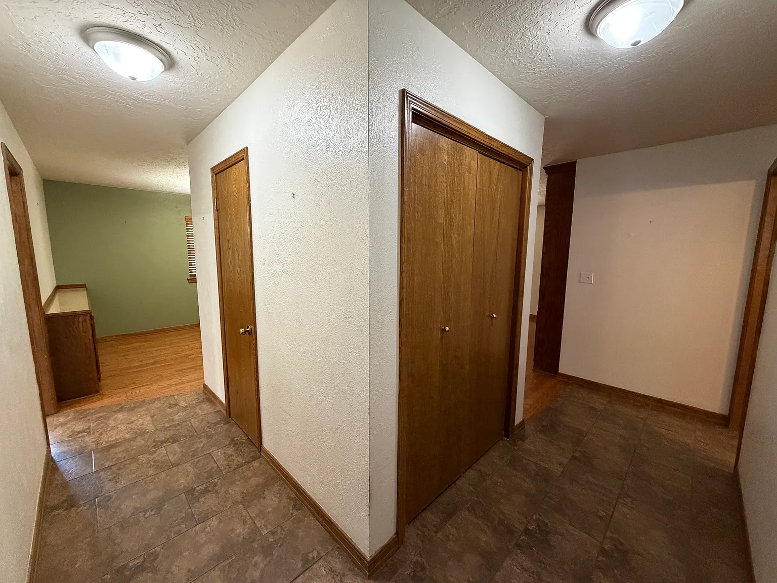 4 bed, 2325 sqft, $1,995 — Photo 3