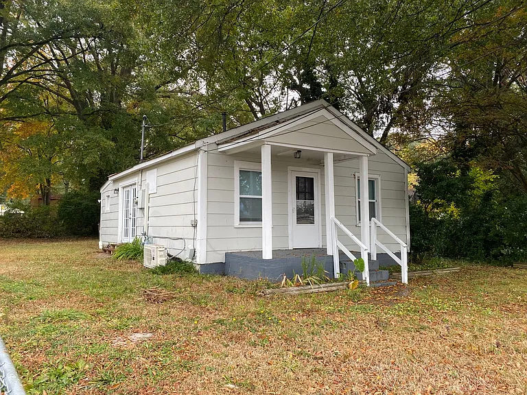 1404 Rosewood Ln — Photo 11