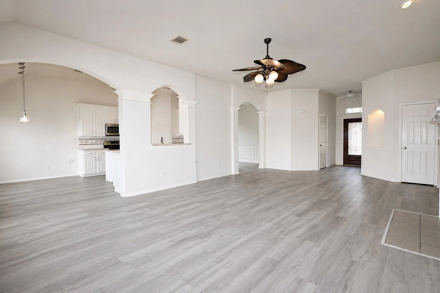 3 bed, 2.0 bath, 2020 sqft, $2,100 — Photo 2