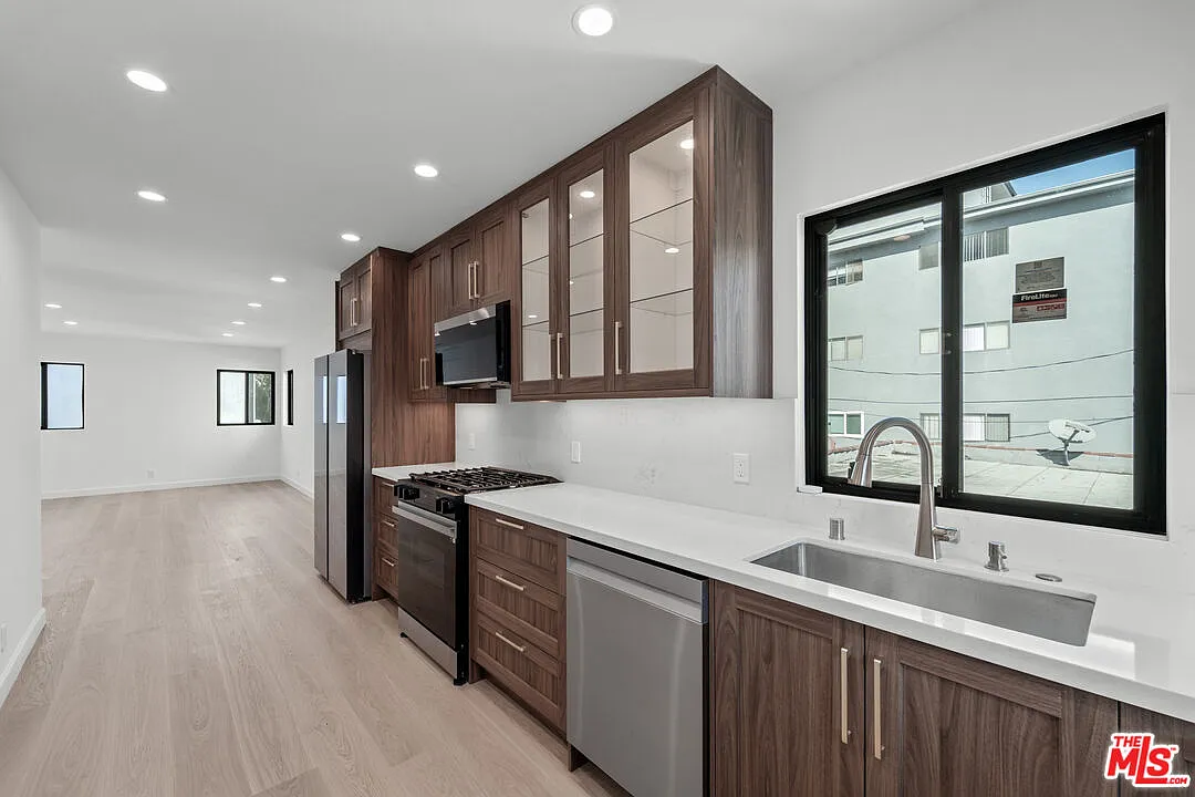 2 bed, 1000 sqft, $5,450 — Photo 3