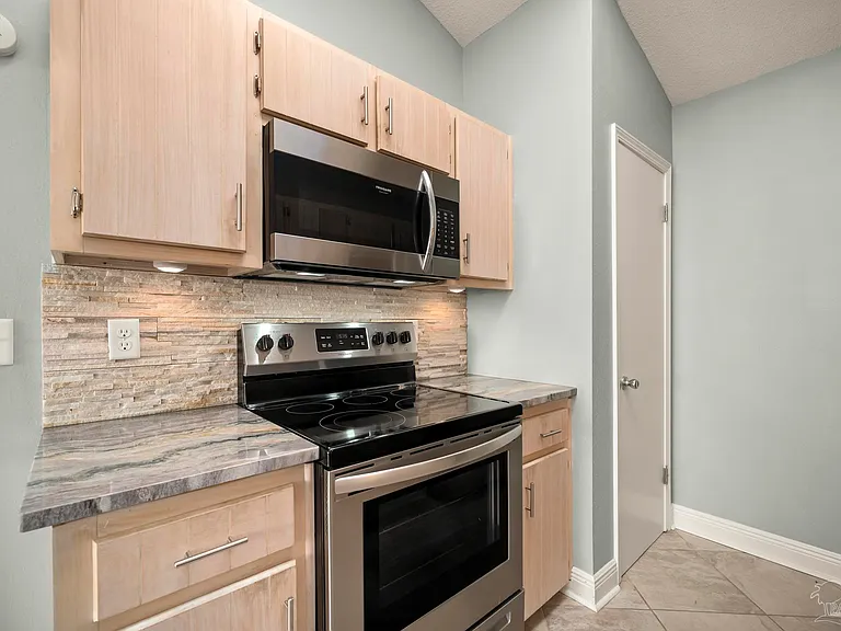 3510 Silvertree Ln — Photo 45