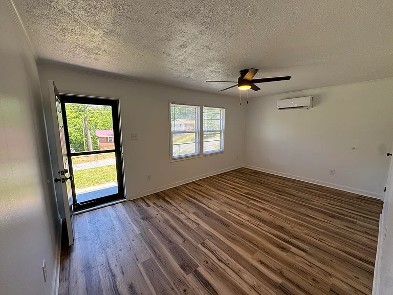 885 Southland Dr — Photo 2