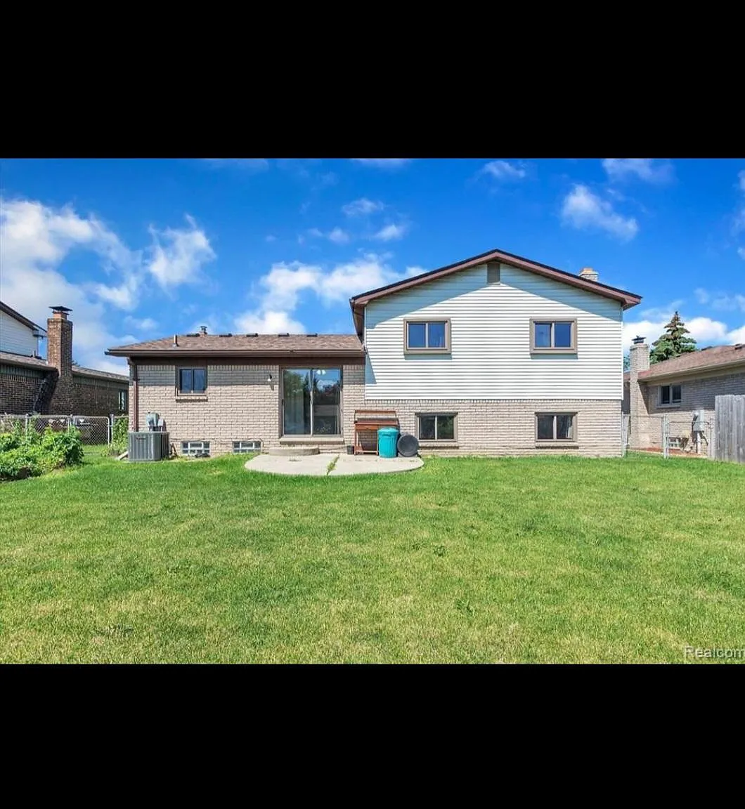 4 bed, 1821 sqft, $2,450 — Photo 2