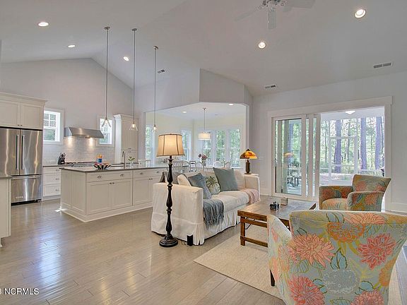 5th image of 689 Breezewood Drive SE