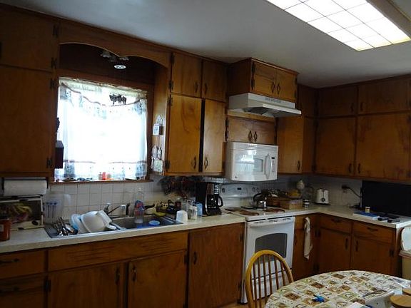 4th image of 135 Linden Ave