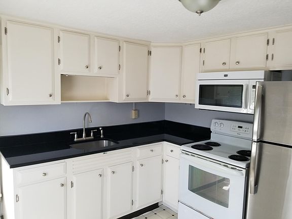 Updated Kitchen w/ granite countertops
