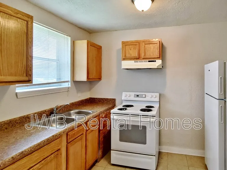 1040 Almeda St — Photo 2