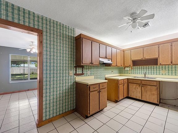 3rd image of 2309 NE 13th Court