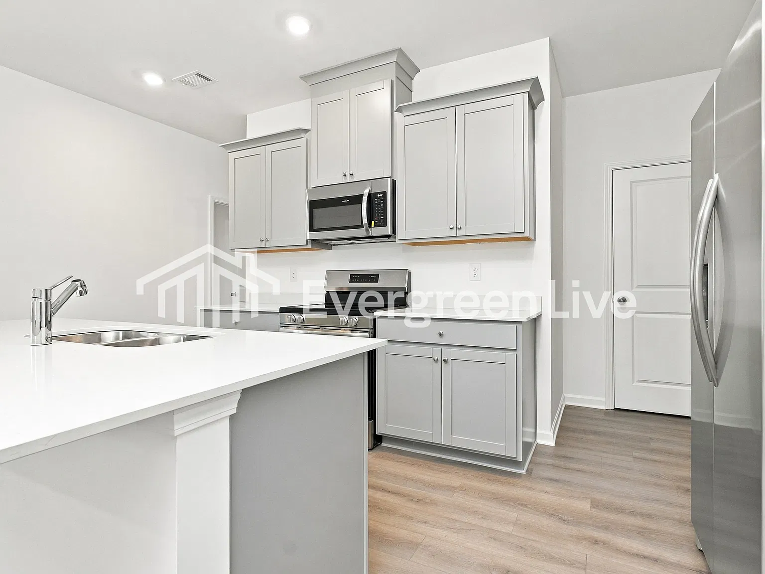 4 bed, 3.0 bath, 2170 sqft, $2,140 — Photo 2