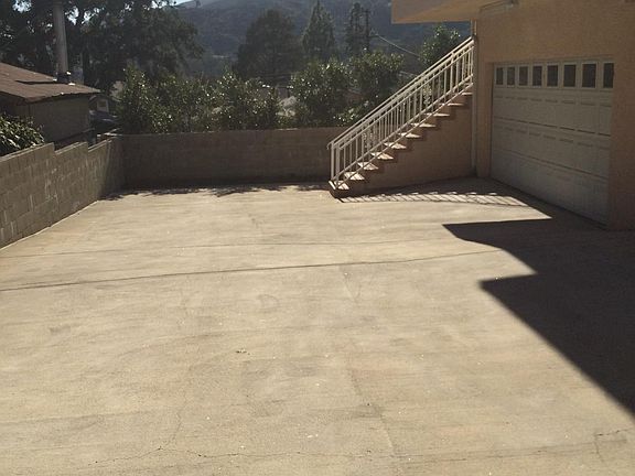 Spacious driveway