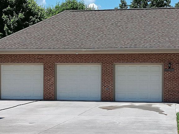 3rd image of 961 Holly Oaks Ln
