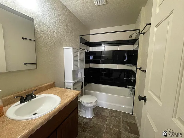 9027 E 31st Ln — Photo 3