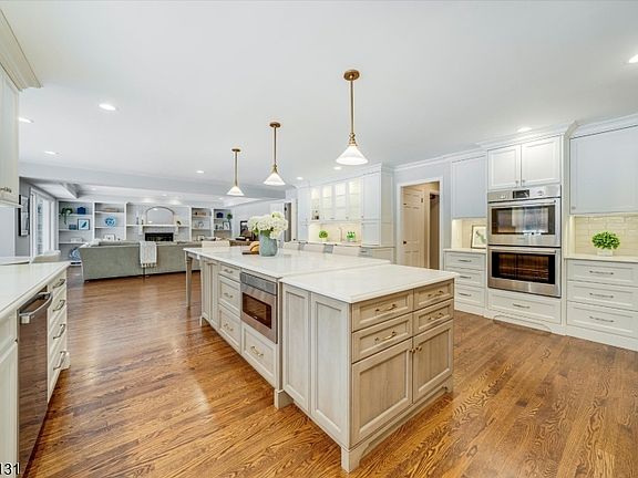 5th image of 7 Colonial Way