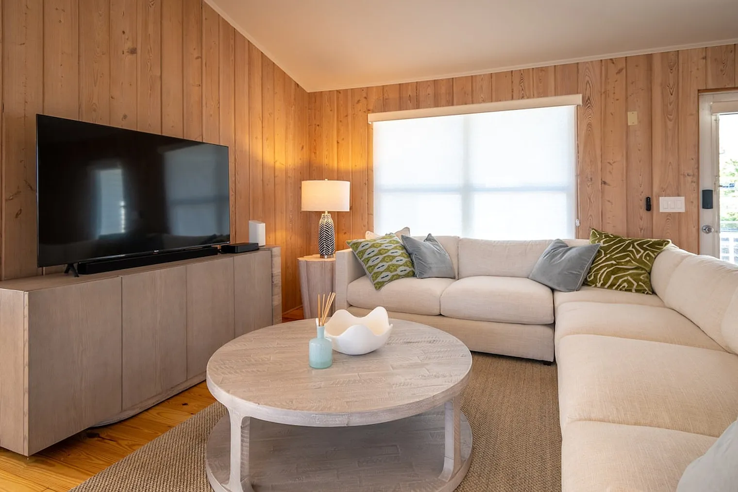 2 bed, 1.0 bath, 1248 sqft, $5,850 — Photo 2