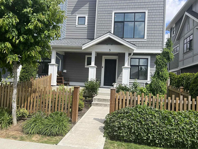 20261 72b Ave #5 — Photo 1