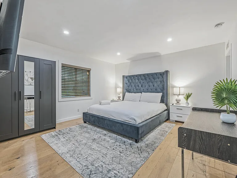 10146 Amestoy Ave — Photo 18